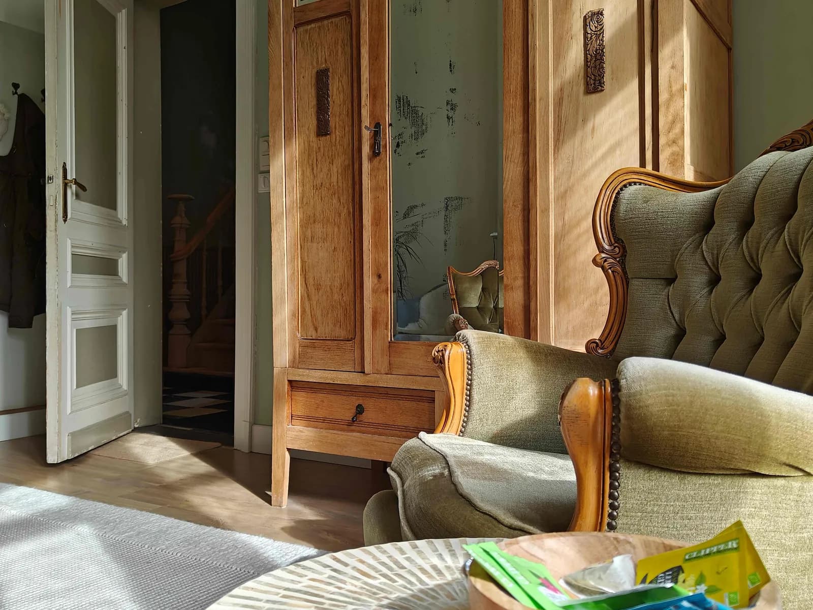 Warme praktijkruimte met een groene fauteuil